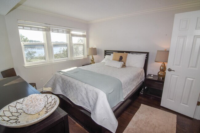 Building Photo - 4560 Greenbriar Dr