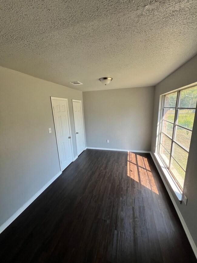 Foto del edificio - Very Nice! Complete Remodel!