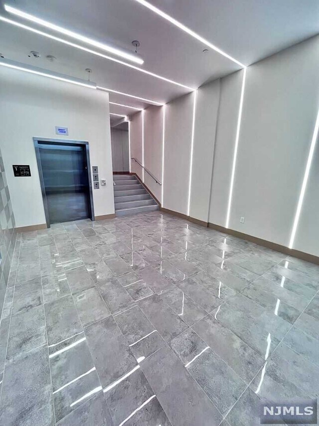 Foto del edificio - 100 Tuers Ave
