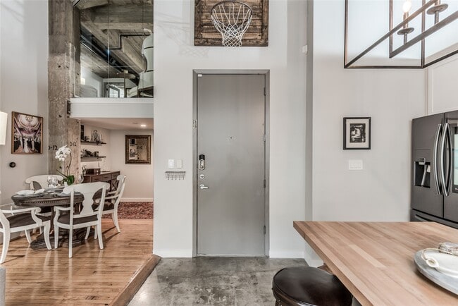 Building Photo - 705 Main St