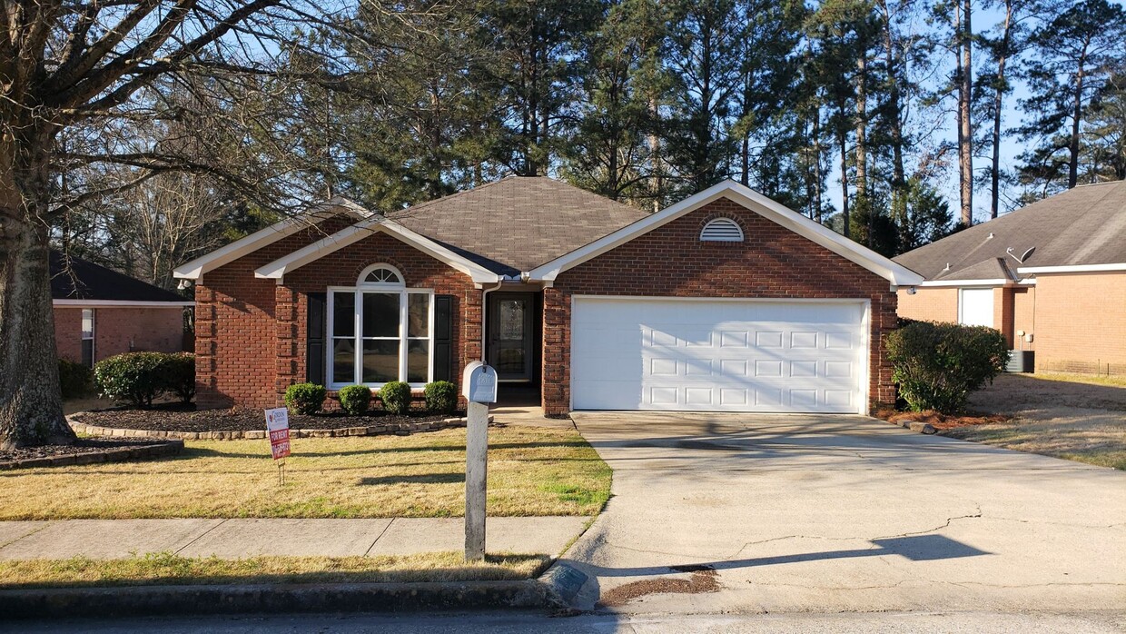 Foto principal - Three-bedroom, 2-bath patio home in Primrose