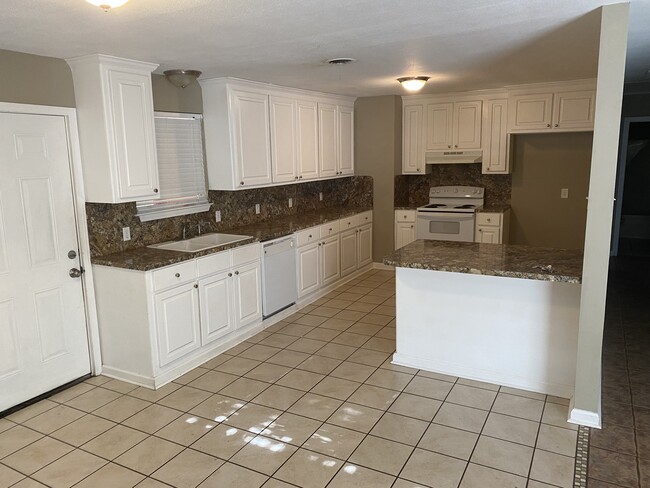 Kitchen - 30690 Thunderbird Pl