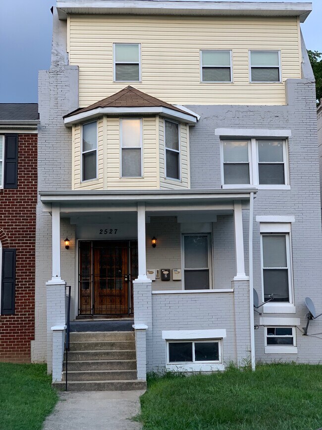 Fachada del edificio - 2527 Brookfield Ave