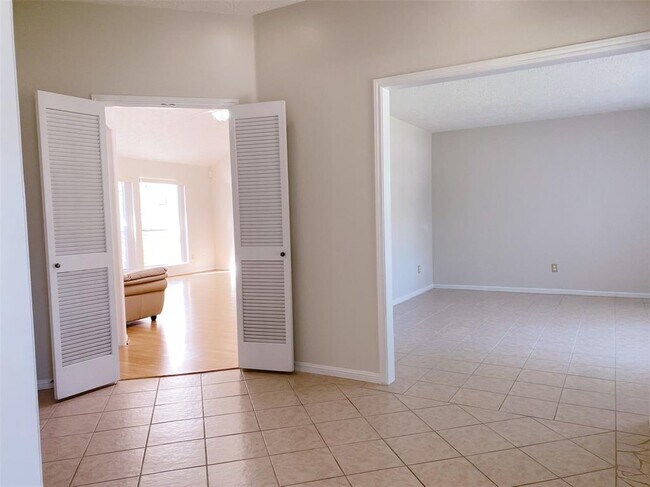 Building Photo - 13115 Rosstown Dr