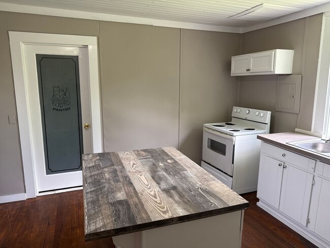 Building Photo - 2 Bed 1 Bath Home
