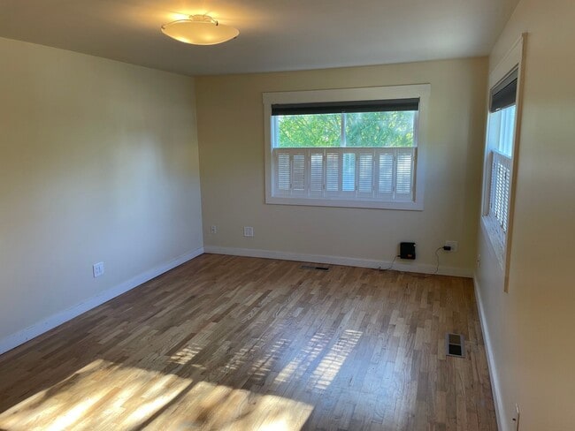 Building Photo - Light bright 3bed 1bath house with huge ya...