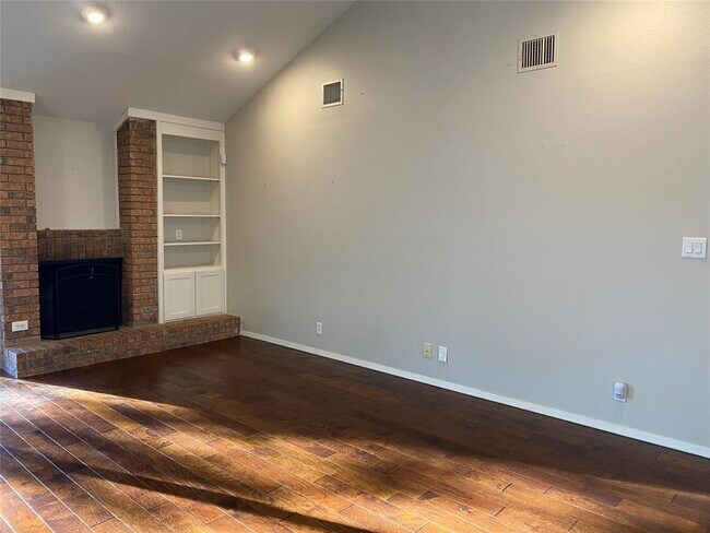 Building Photo - 4107 Balcones Woods Dr