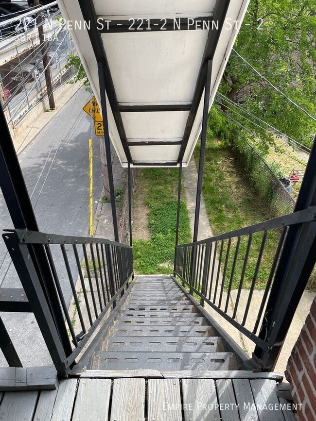 Building Photo - 2nd Floor: 3 Bedroom/ 1 Bathroom Apartment...