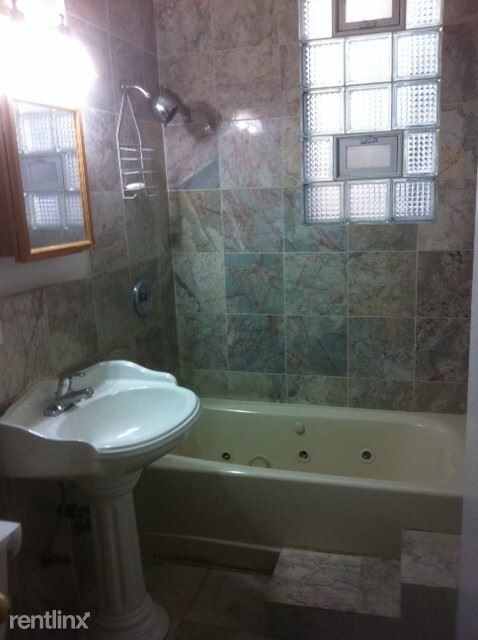 Building Photo - 2 br, 1 bath  - 2835 N Sacramento Ave 1