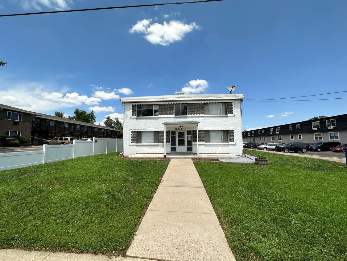 Updated 1 bedroom/1 bath in Edgewater! 1st floor Unit! Secure Building- Off Street Parking - Updated 1 bedroom/1 bath in Edgewater! 1st floor Unit! Secure Building- Off Street Parking