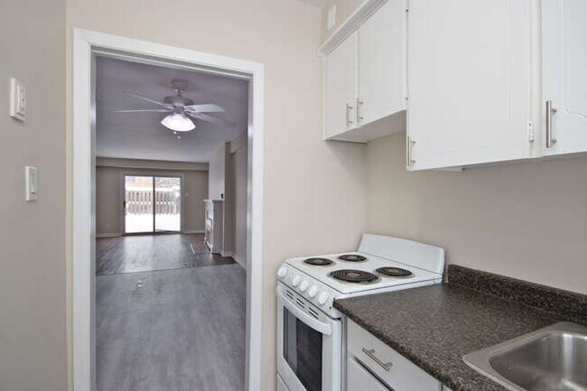 Photo du bâtiment - GREAT VALUE TWO BEDROOM ROW TOWNHOME IN NORTH LONDON