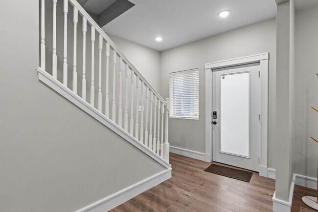 Building Photo - 3323 Vista Ave