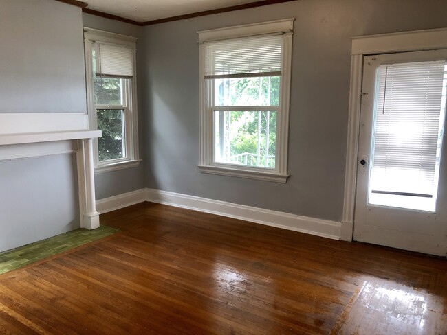 Family Room - 2310 Buxton Ave