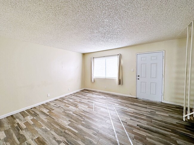 Foto del edificio - UPGRADED 2 BEDROOM 2 STORY CONDO
