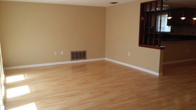 Building Photo - Beautiful 2/2/1 1600 Sq. Ft. with fenced y...