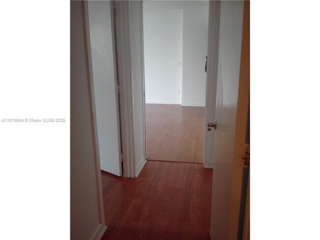 Foto del edificio - 335 S Biscayne Blvd