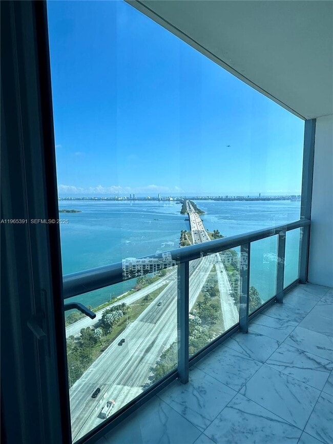 Foto del edificio - 601 NE 36th St