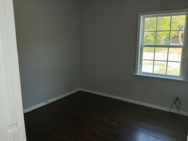 Building Photo - Section 8 Welcome -3 Bed/1 Bath