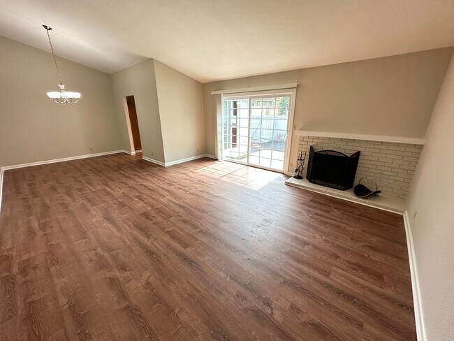Foto del edificio - 2 Bed 2 Bath W/ 2 Car Garage In Bancroft V...
