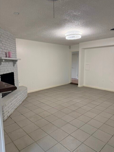 Foto del edificio - 8827 Rowan Ln