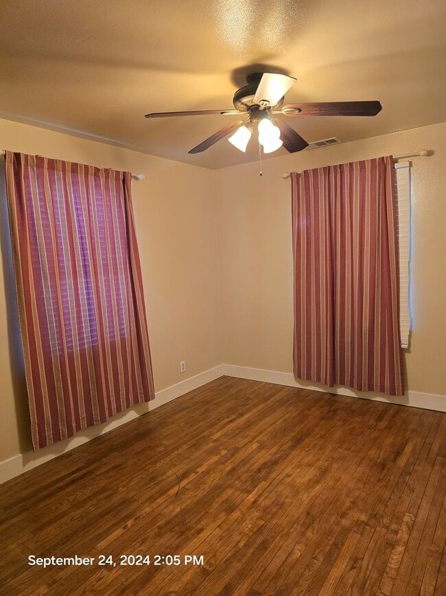 Building Photo - 2 bed 1 bath with bonus room