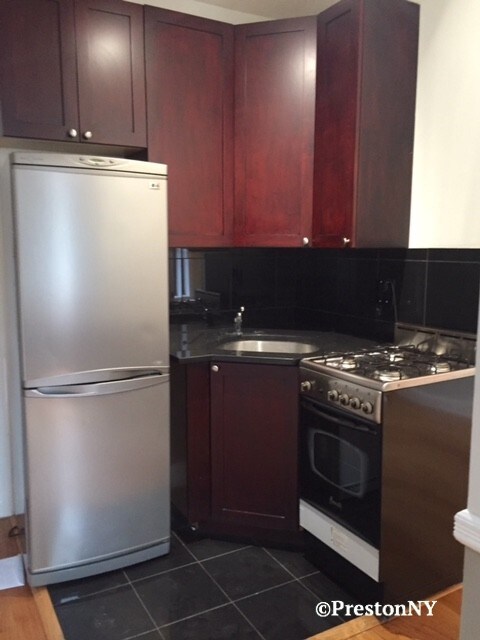 Primary Photo - 132 Thompson St