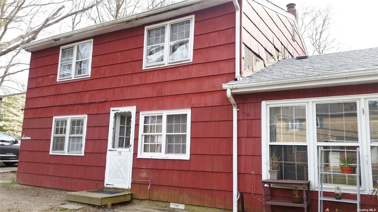 Primary Photo - 12 Montauk Pl