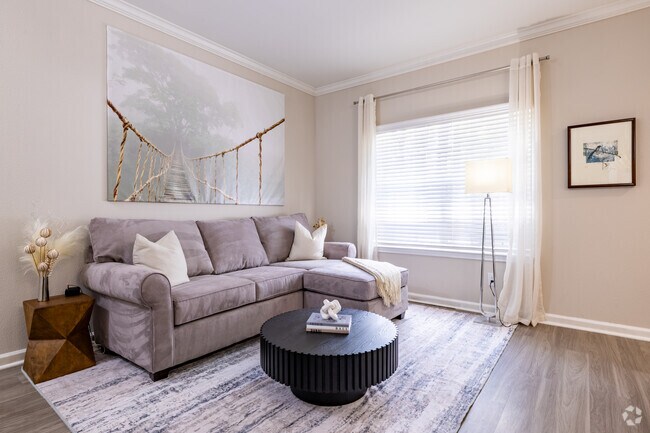 2 habitaciones, 2 baños - 1025 pies cuadrados - Sala de estar - White Oak Apartments