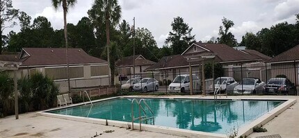 Building Photo - 2241 W Pensacola St