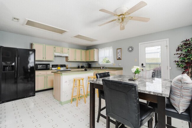 Foto del edificio - 2135 Shadowbrook Dr