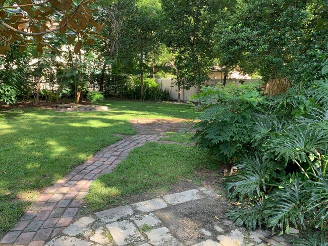 Building Photo - Adorable 1940s Home In Colonial Town