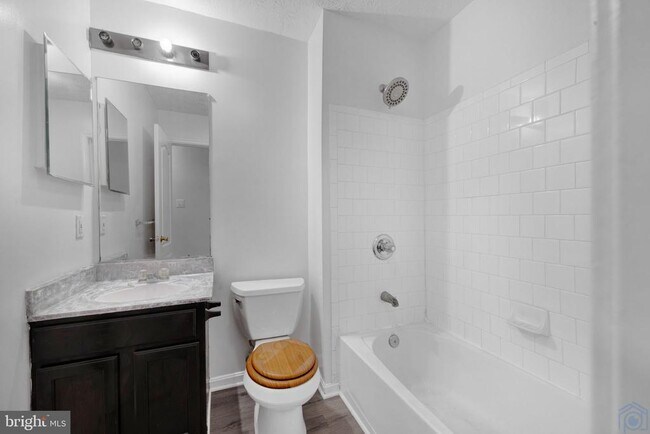 Building Photo - 2406 Lemontree Ln