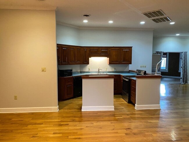 Building Photo - Downtown Apartment! 2 Bed/ 2 Bath with Par...