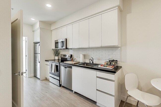 Building Photo - 411 29th St