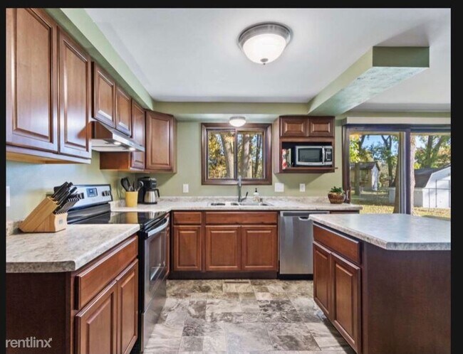 Building Photo - 3 br, 1 bath Townhome - 2323 Deer Trl