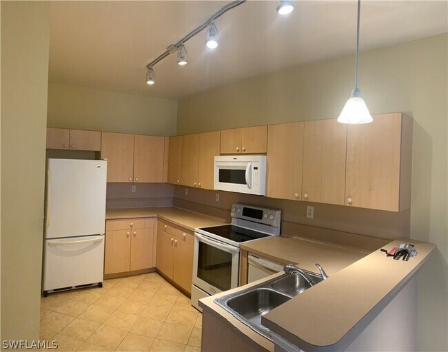 Building Photo - 15550 Bellamar Dr