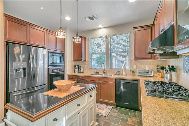 Kitchen - 1504 Pear Tree Ln