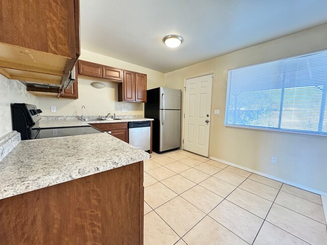 Building Photo - Eastside 4 bedroom house, large yard, extr...
