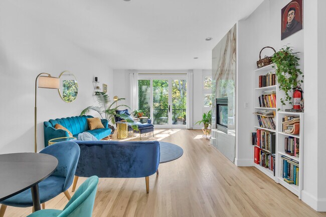 Sala de estar - 1619 N Franklin St