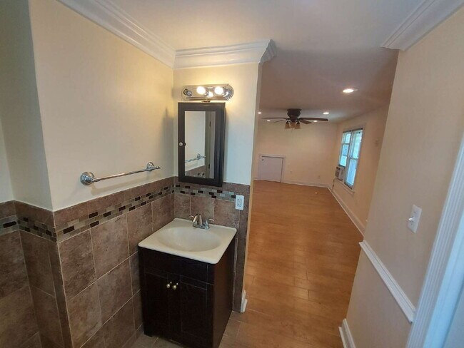 Foto del edificio - "Charming 1-Bed Oasis with 2 Full Baths in...