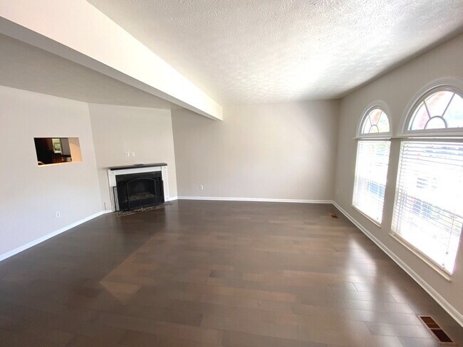 Foto del edificio - COMING SOON! -10817 Fallsington Court *Beautiful 2BR, 2.5 BA Townhouse in Blue Ash*