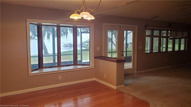 Building Photo - 2851 Lakeview Dr