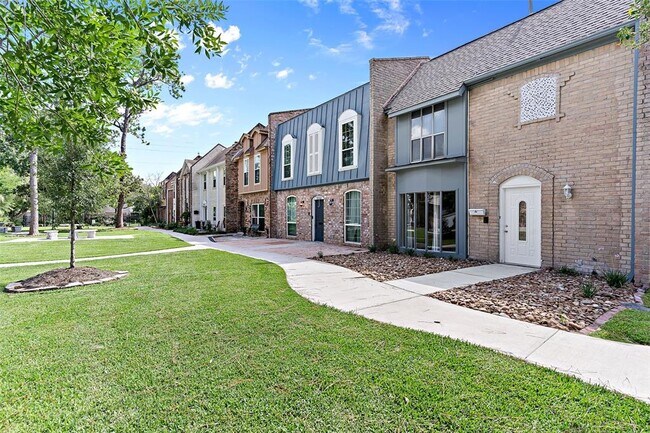 Foto del edificio - 10738 Briar Forest Dr