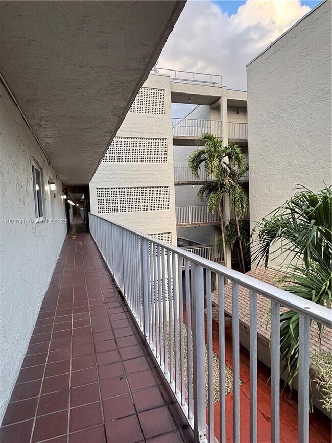 Building Photo - 10000 NW 80th Ct