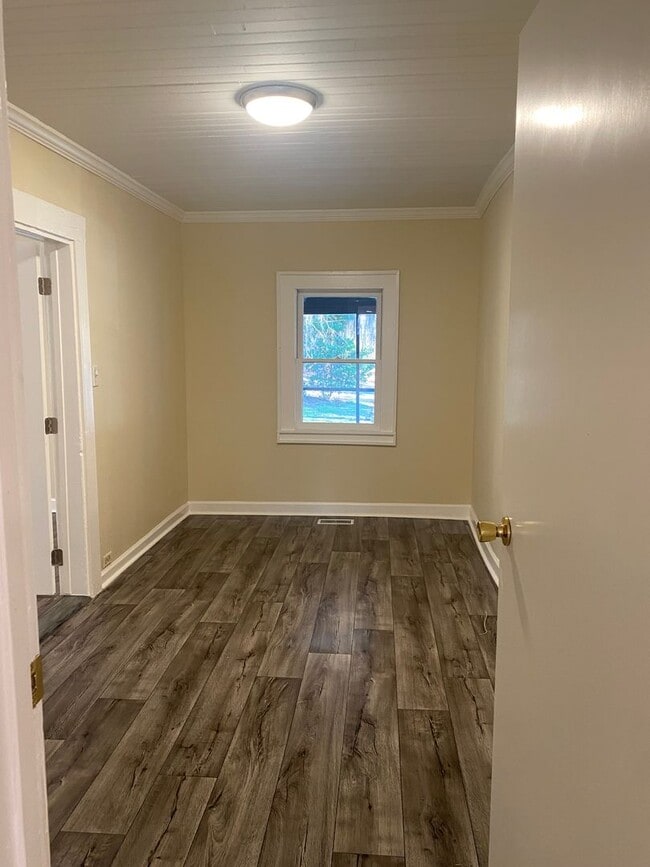 Building Photo - 7600 Pond Dr