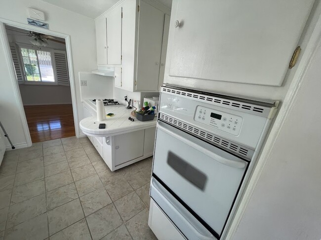 Kitchen and applicances - 4345 E Overlook Dr