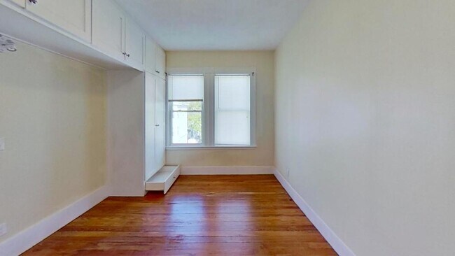 Building Photo - Room in 571 Washington Street