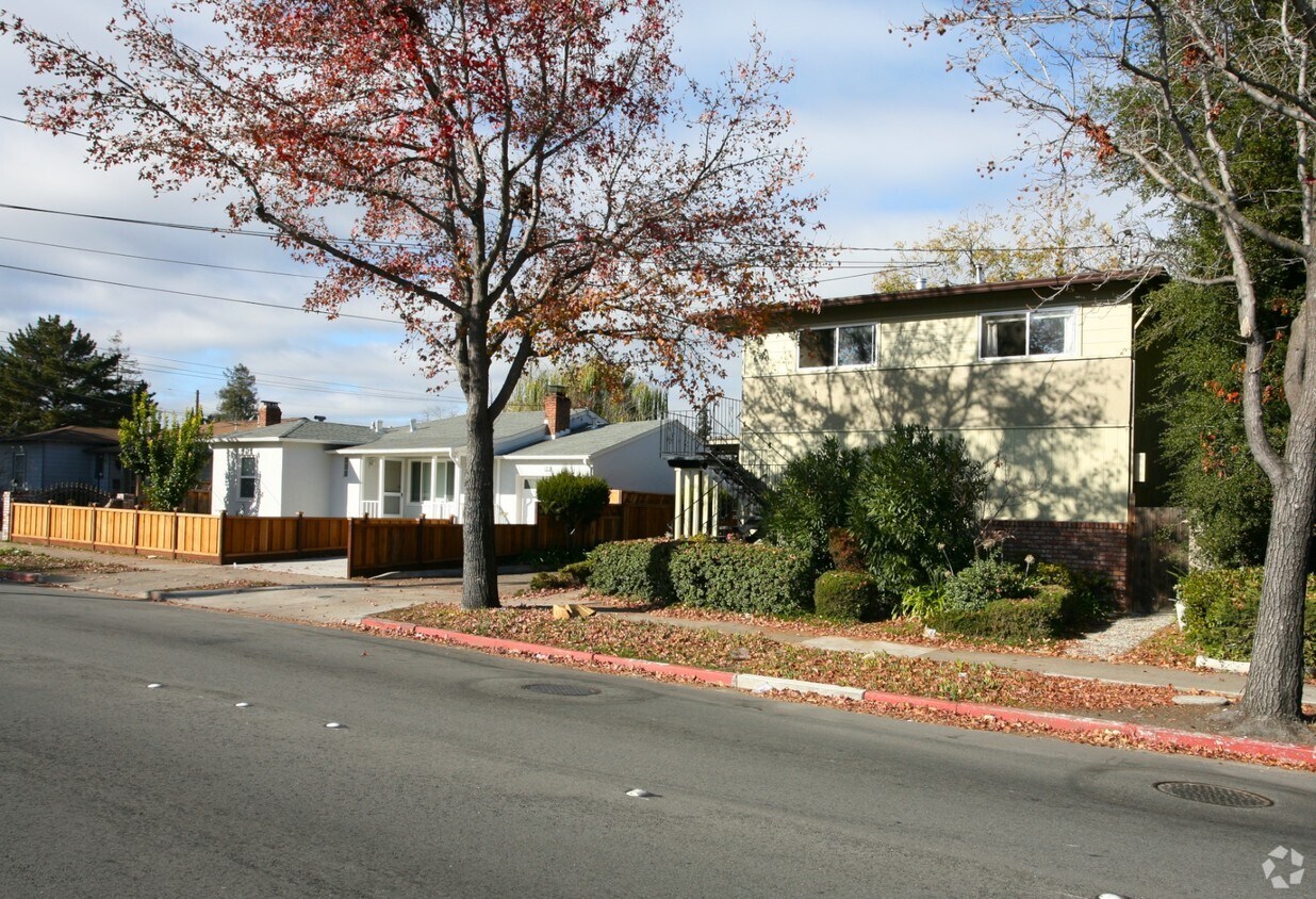 Building Photo - 690 Whipple Ave