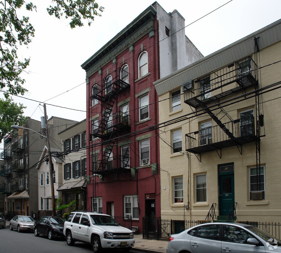 Building Photo - 53 Madison St