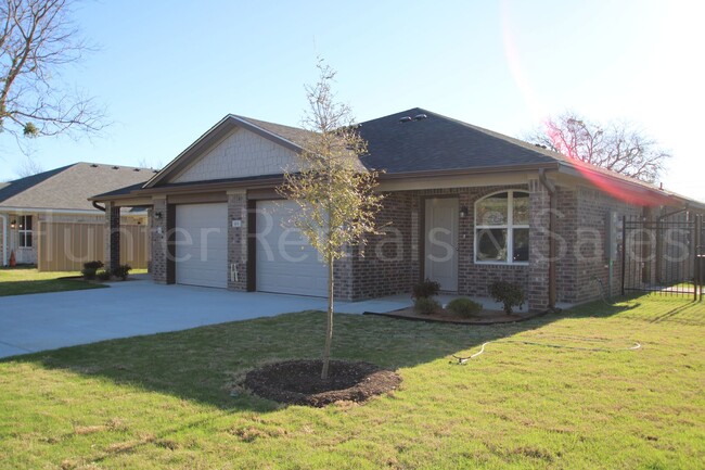 Building Photo - 505 Bonnie Dr
